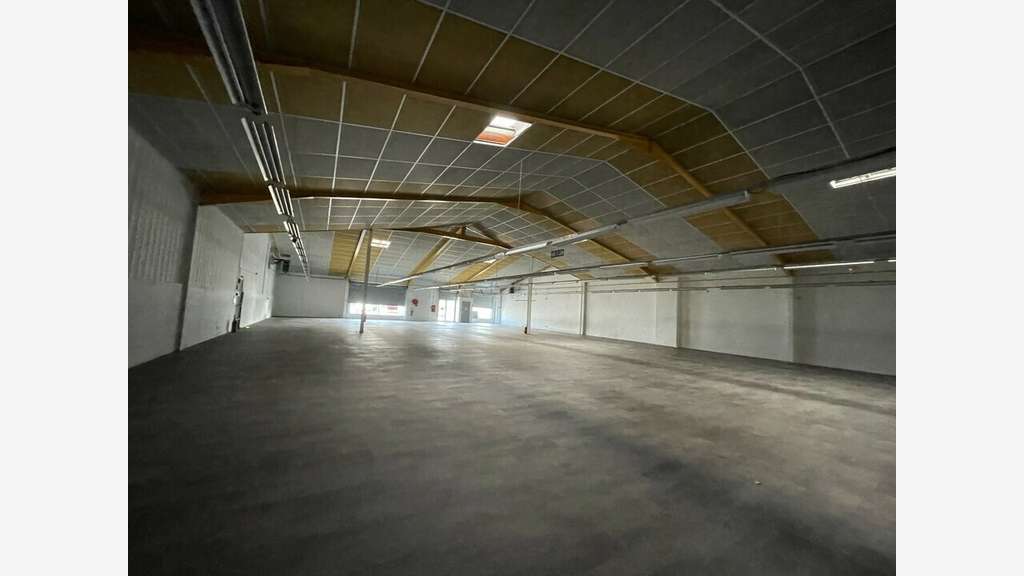 Local commercial 750m² à louer à Lorient