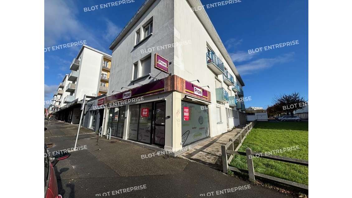 A louer local commercial 144m² entrée de Lorient