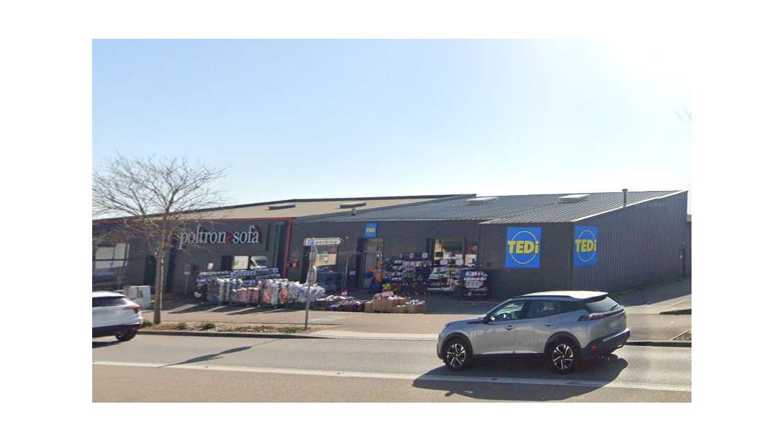 A louer local commercial 756m² en zc à Lorient