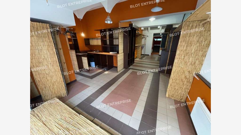 A louer local 85m² dans rue commerçante de Lorient
