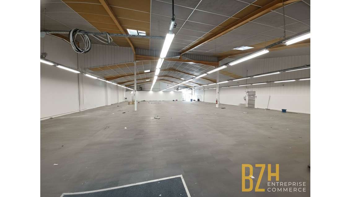 A louer local à forte visibilité 750m² à Lorient