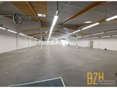 A louer local à forte visibilité 750m² à Lorient