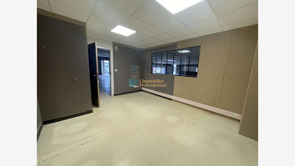 A louer local commercial de 512m² en zc à Lorient