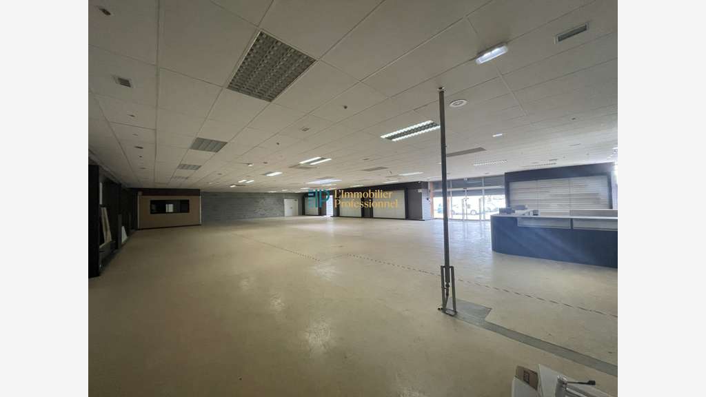 A louer local commercial de 512m² en zc à Lorient