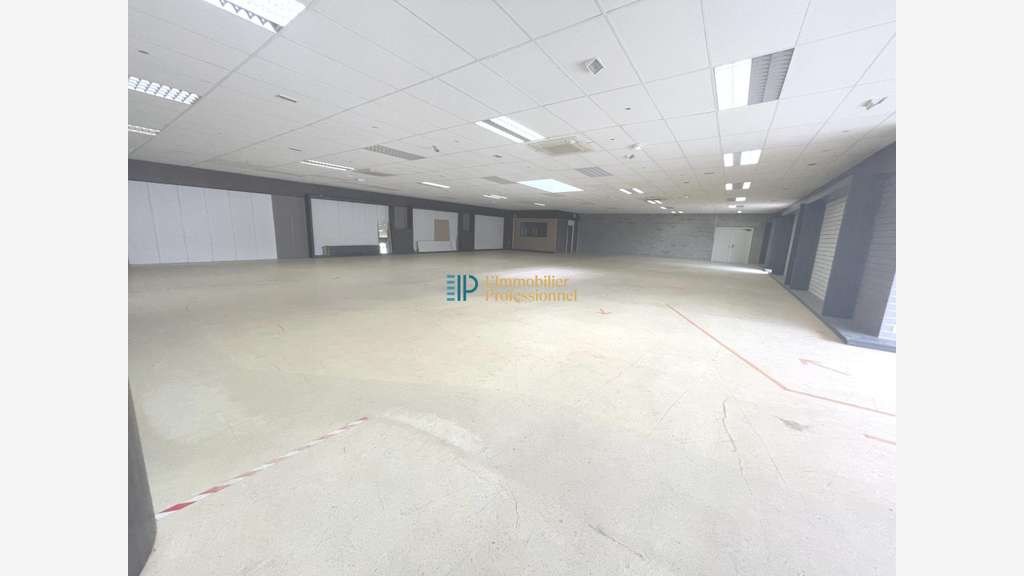 A louer local commercial de 512m² en zc à Lorient
