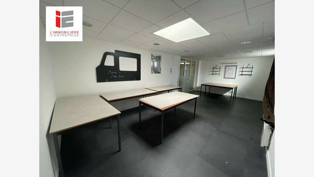A louer local commercial 180m² axe passant Lorient