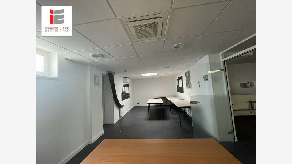 A louer local commercial 180m² axe passant Lorient