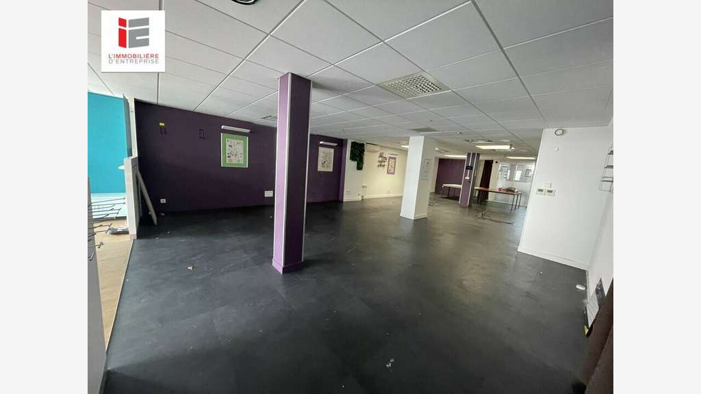 A louer local commercial 180m² axe passant Lorient