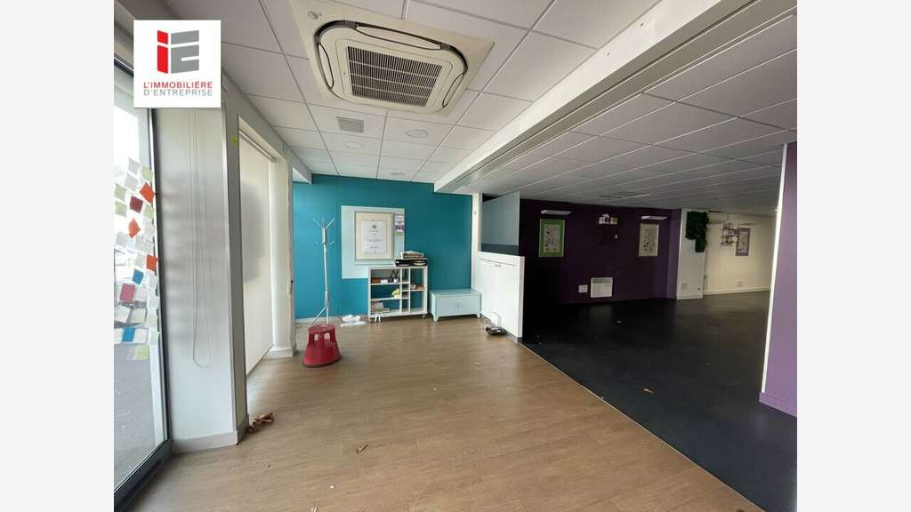 A louer local commercial 180m² axe passant Lorient