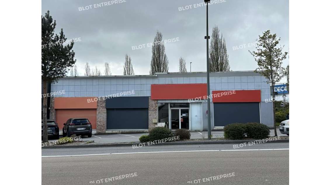 A louer local 306m² belle visibilité à Lorient