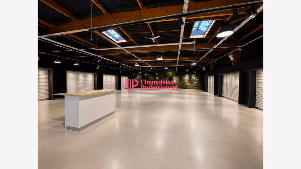 A louer local commercial de 752m² en zc à Lorient