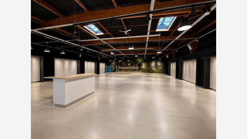 A louer local commercial de 752m² en zc à Lorient