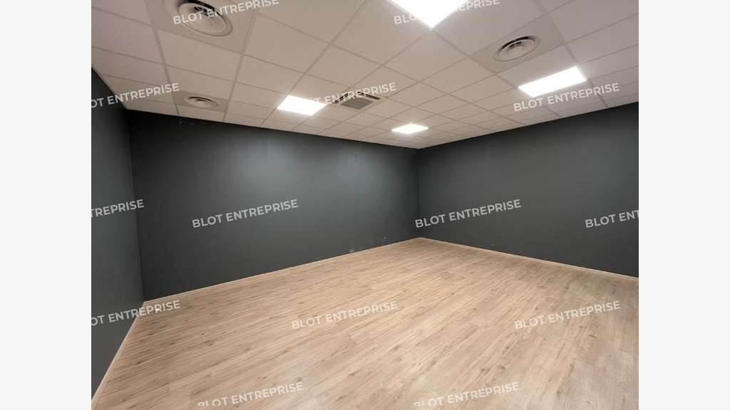 À LOUER - LOCAL COMMERCIAL - LORIENT - 925 m²