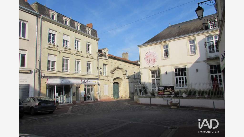 A louer local commercial 66m² à Loudun empl strat