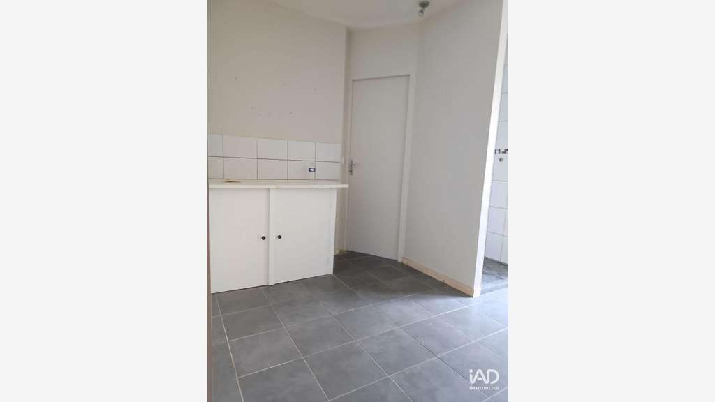 A louer local commercial 66m² à Loudun empl strat