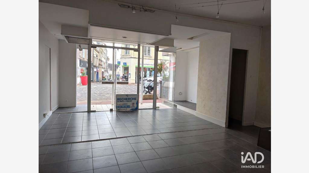 A louer local commercial 66m² à Loudun empl strat