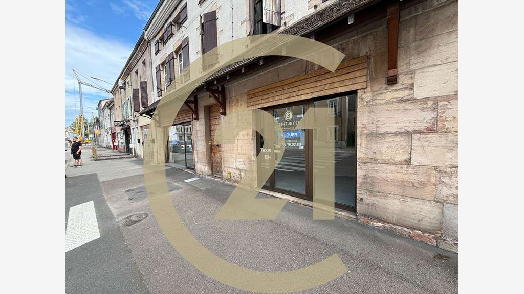 Local commercial 280 ou 530m² à louer à Louhans 