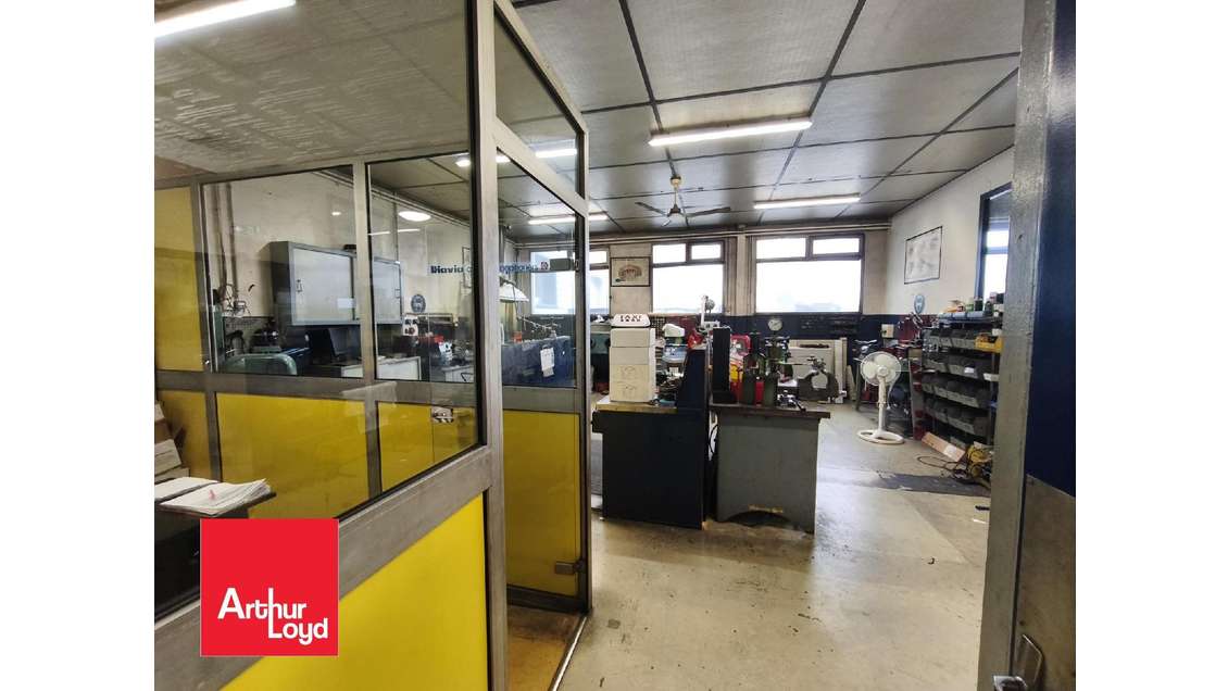 A louer locaux 1800m² à Lucé Chartres agglo 