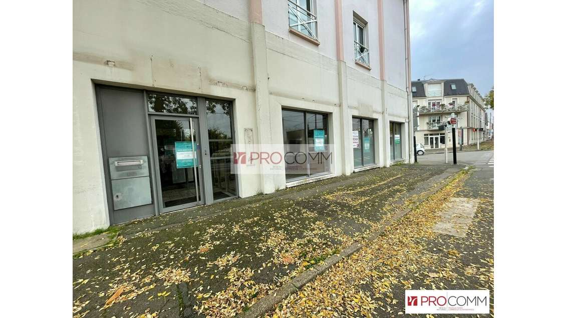 Local commercial angle de rue à louer à Luisant 