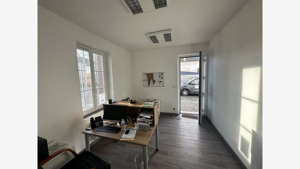 Local commerce 65m² à louer avec parking à Luisant
