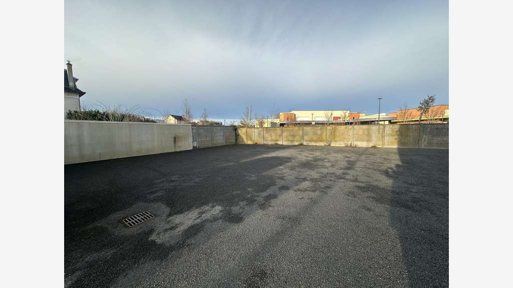 Local commerce 65m² à louer avec parking à Luisant