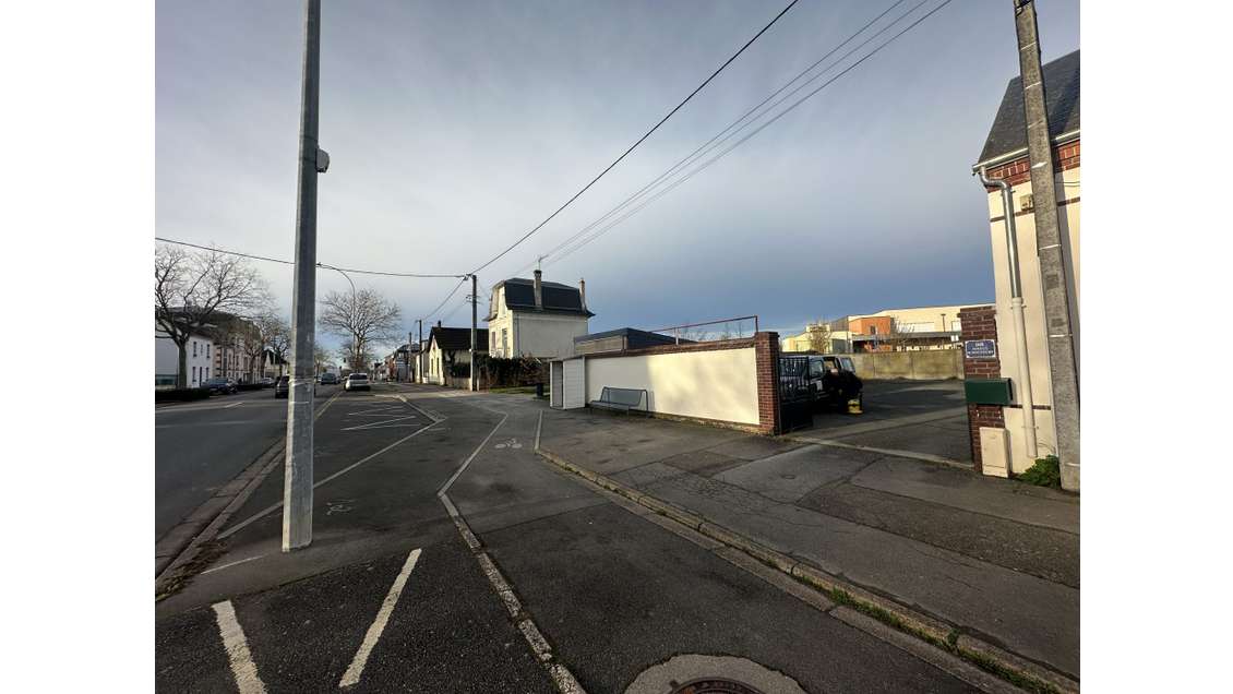 Local commerce 65m² à louer avec parking à Luisant