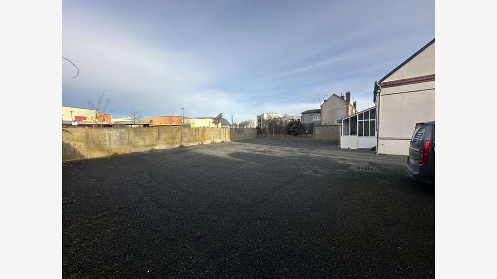 Local commerce 65m² à louer avec parking à Luisant