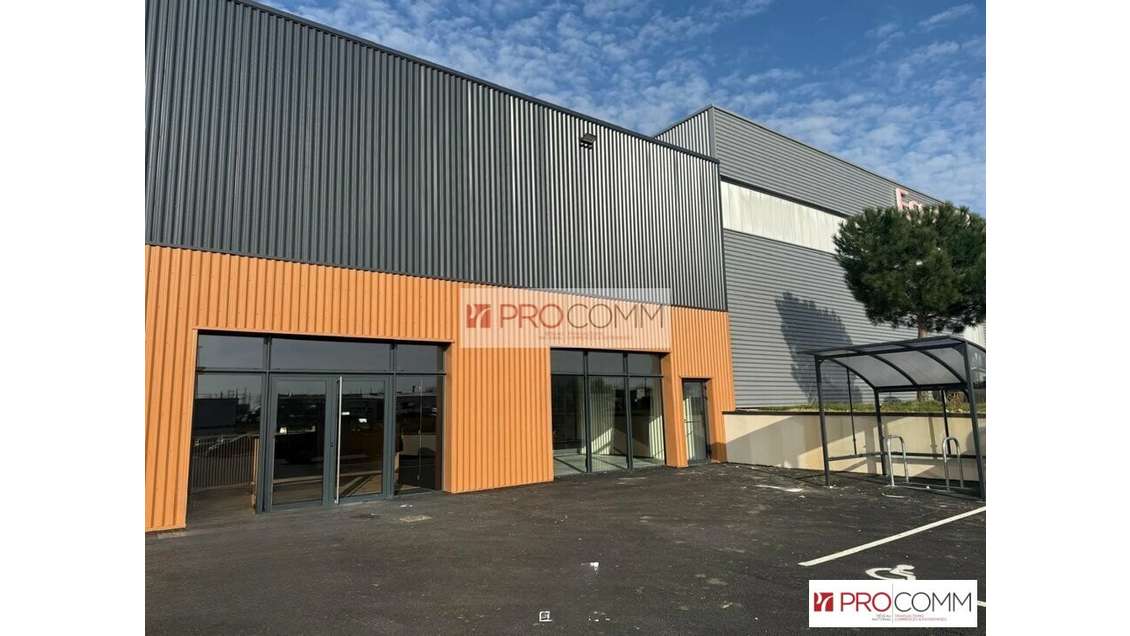 Cellule commerciale 208m² à louer à Luisant 