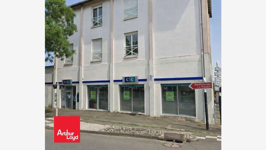 A louer commerce 180m² vitrine d'angle à Luisant