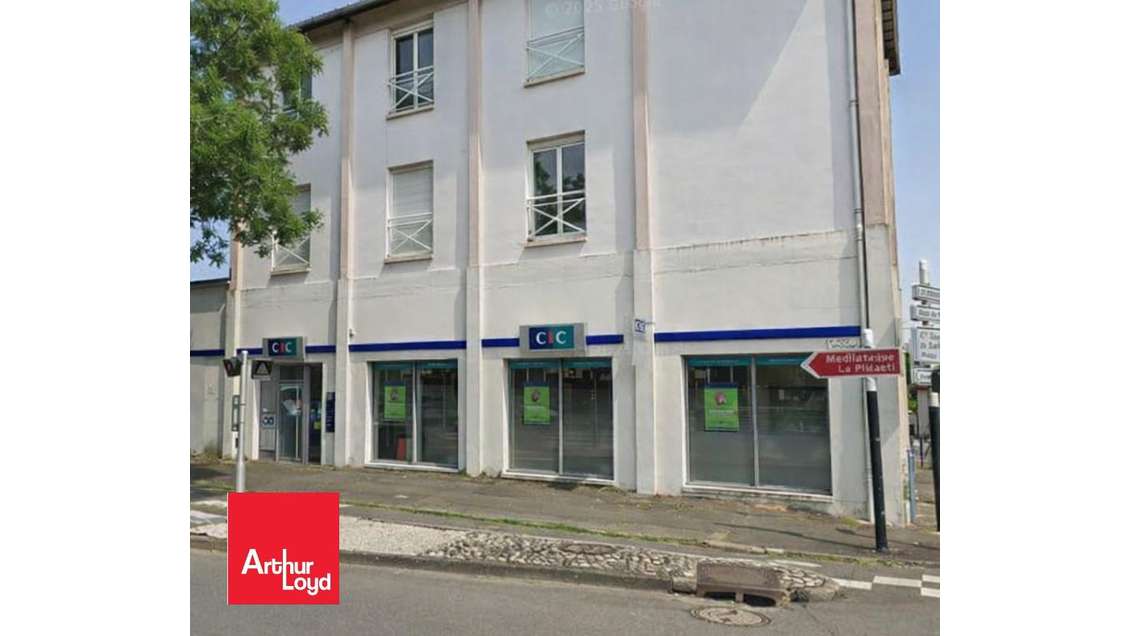 A louer commerce 180m² vitrine d'angle à Luisant