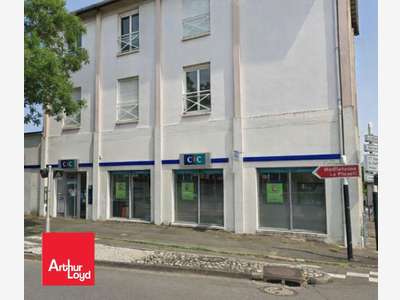 A louer commerce 180m² vitrine d'angle à Luisant