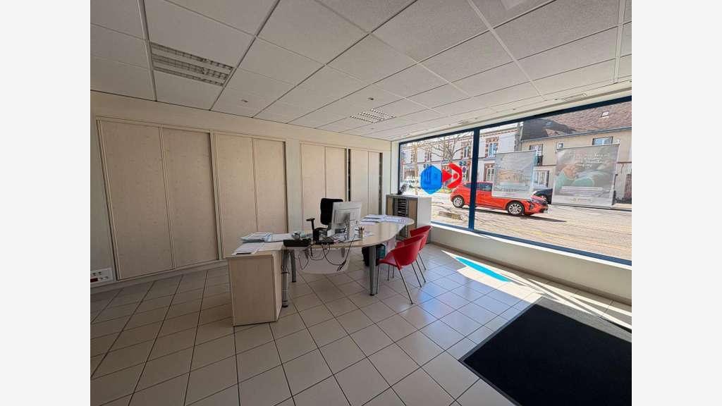 Loue local commercial 102m² grande vitrine Luisant