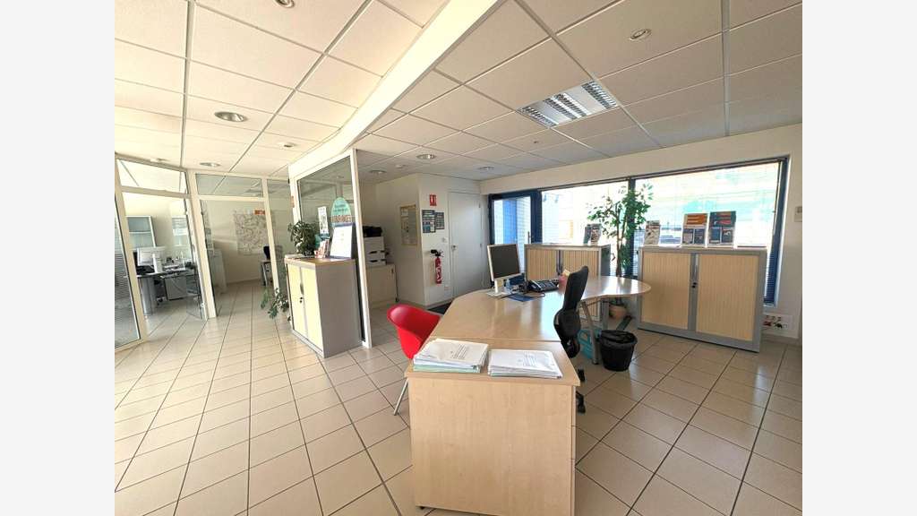 Loue local commercial 102m² grande vitrine Luisant
