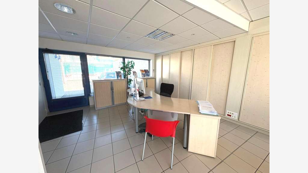 Loue local commercial 102m² grande vitrine Luisant