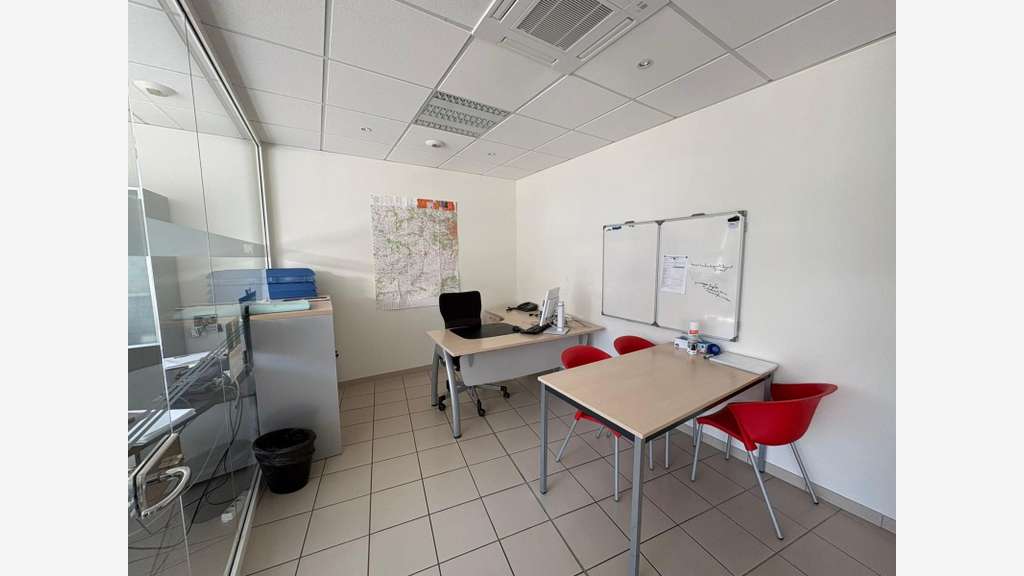 Loue local commercial 102m² grande vitrine Luisant