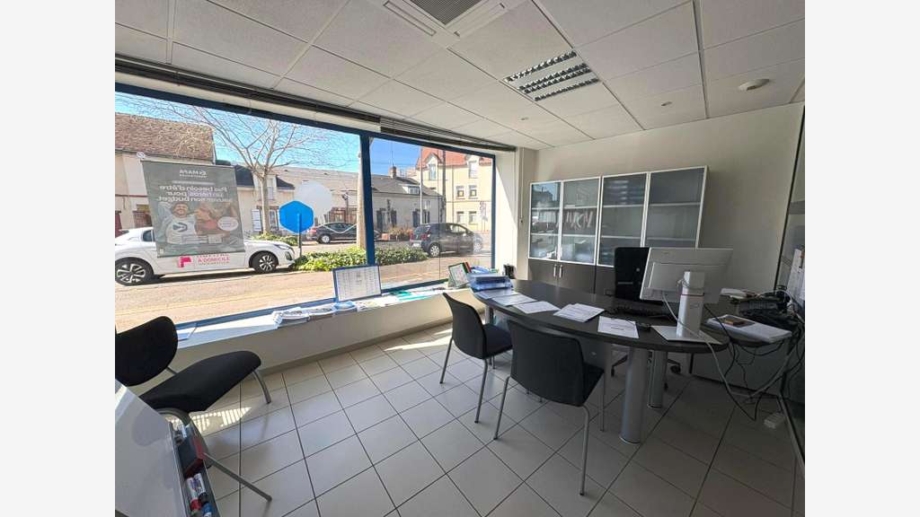 Loue local commercial 102m² grande vitrine Luisant
