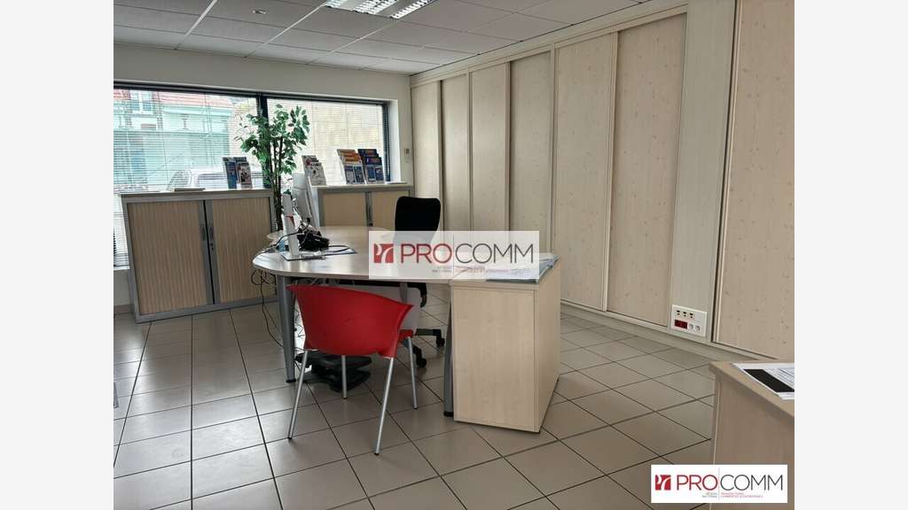 Local commercial 102m² à louer à Luisant