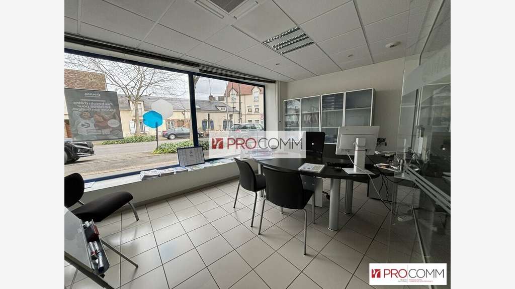 Local commercial 102m² à louer à Luisant