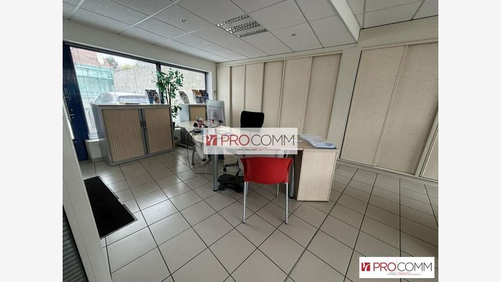 Local commercial 102m² à louer à Luisant