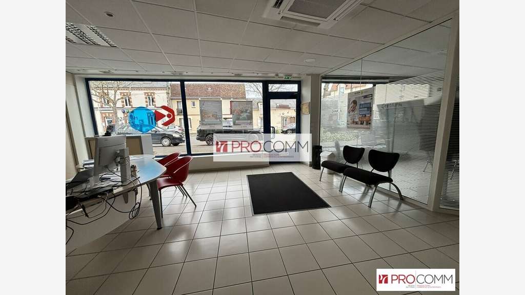 Local commercial 102m² à louer à Luisant