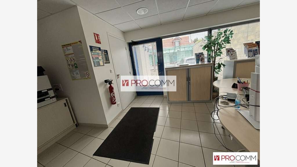 Local commercial 102m² à louer à Luisant