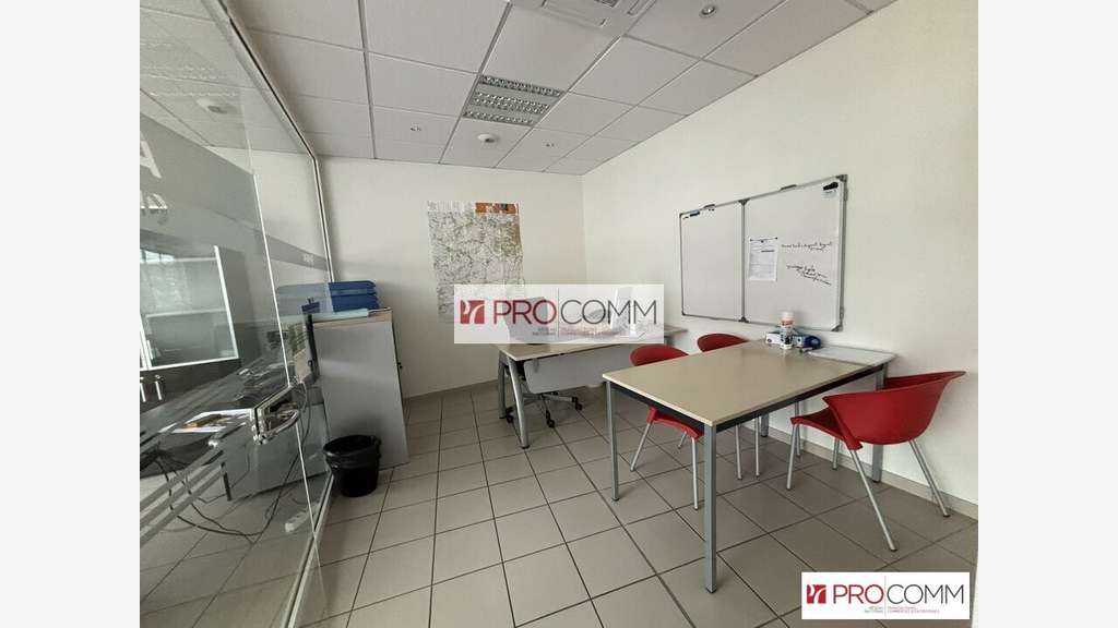 Local commercial 102m² à louer à Luisant