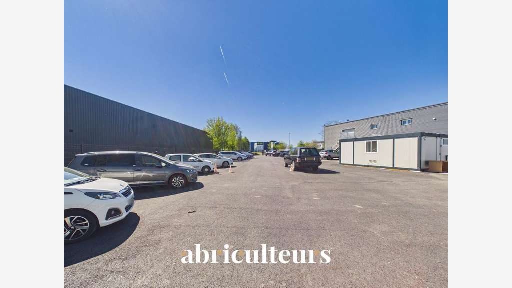 Local commercial avec stockage extérieur de 900