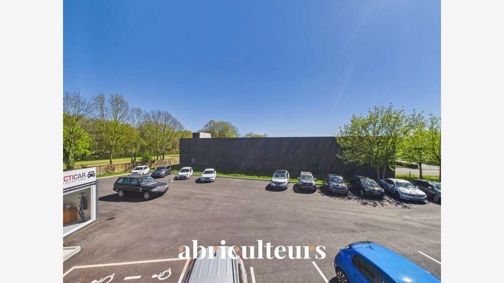 Local commercial avec stockage extérieur de 900