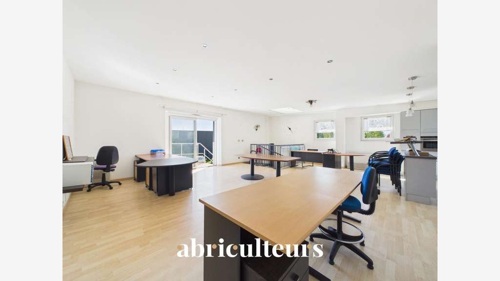 Local commercial avec stockage extérieur de 900