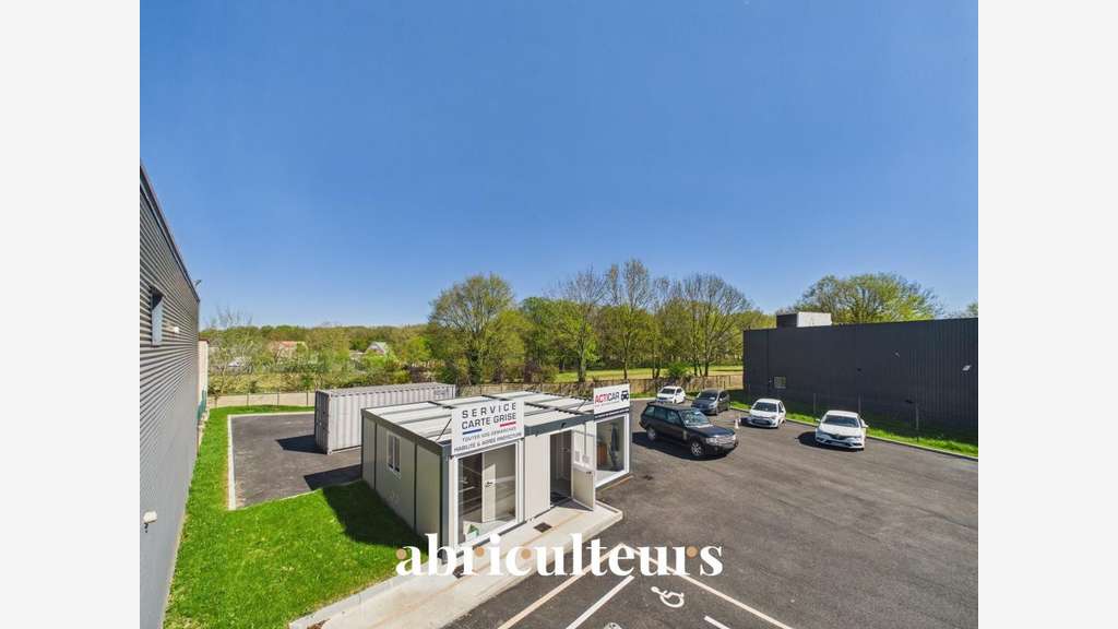 Local commercial avec stockage extérieur de 900