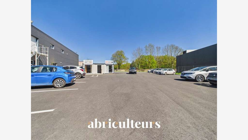 Local commercial avec stockage extérieur de 900