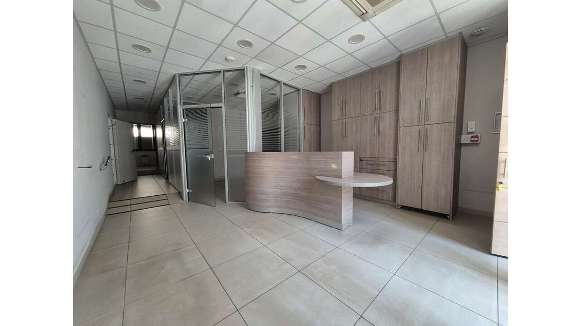 Local commercial 97m² à louer empl N°1 à Lunel 