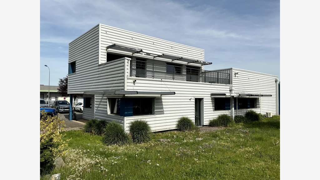 Local 300m² sur 1213m² de terrain en ZC à Lure