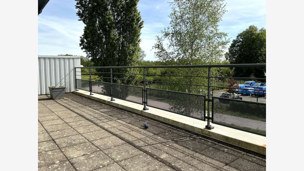 Local 300m² sur 1213m² de terrain en ZC à Lure